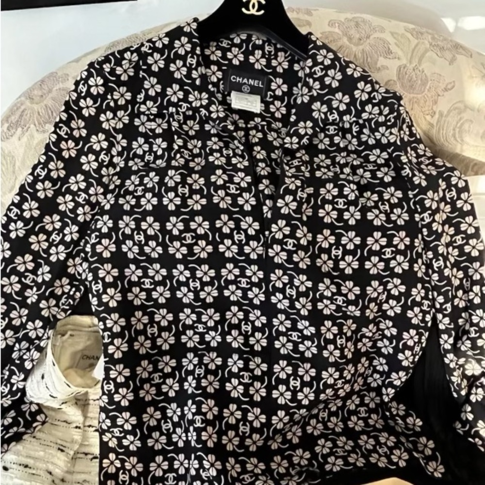 Gorgeous Chanel silk blouse zip front size 42